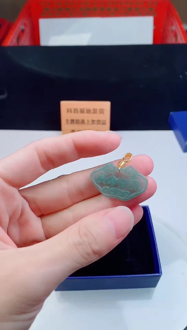 颈饰未镶嵌翡翠   `