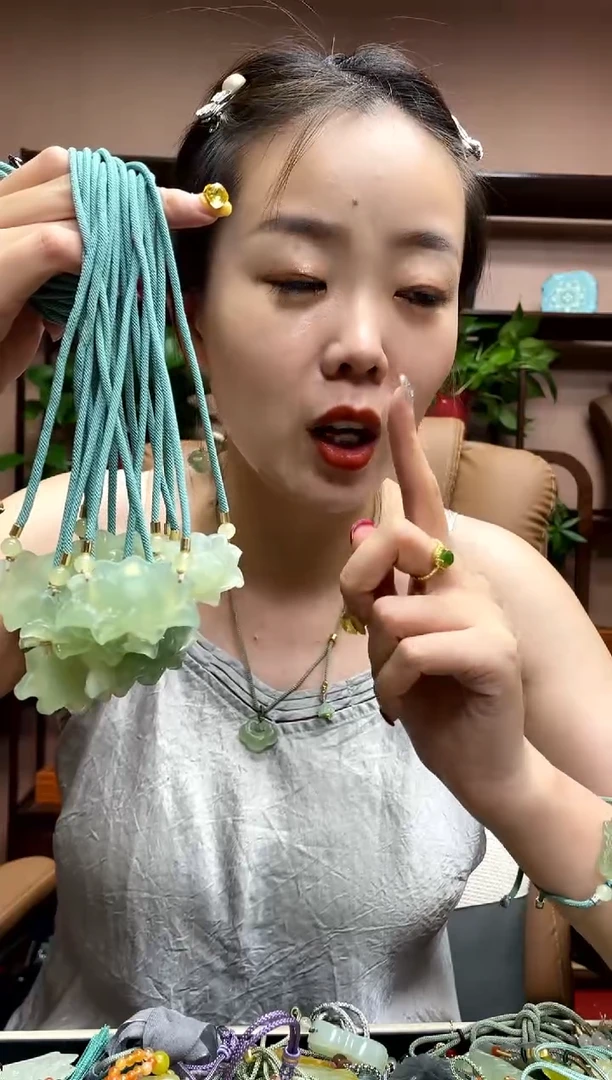 岫玉未镶嵌吊坠多样性发货发其中之一