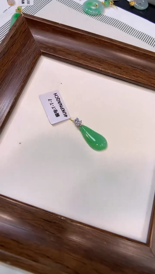 颈饰18K金镶嵌翡翠福瓜