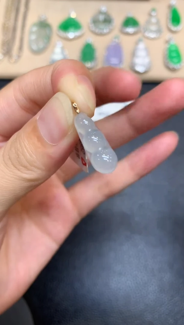 颈饰18K金镶嵌翡翠福豆【无服务费