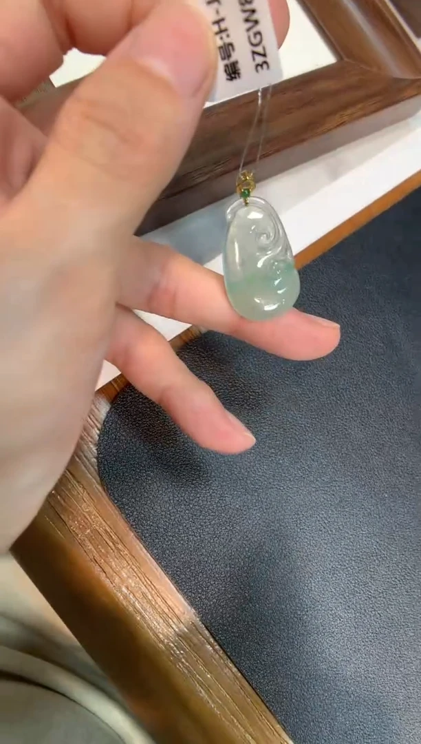 翡翠18K金镶嵌颈饰如意