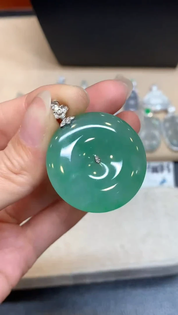 颈饰18K金镶嵌翡翠【无服务费