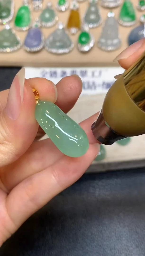 颈饰18K金镶嵌翡翠福瓜【无服务费