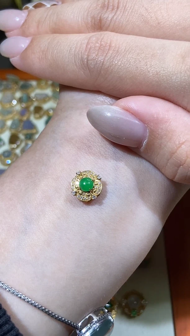 颈饰18K金镶嵌翡翠小****ა11111111