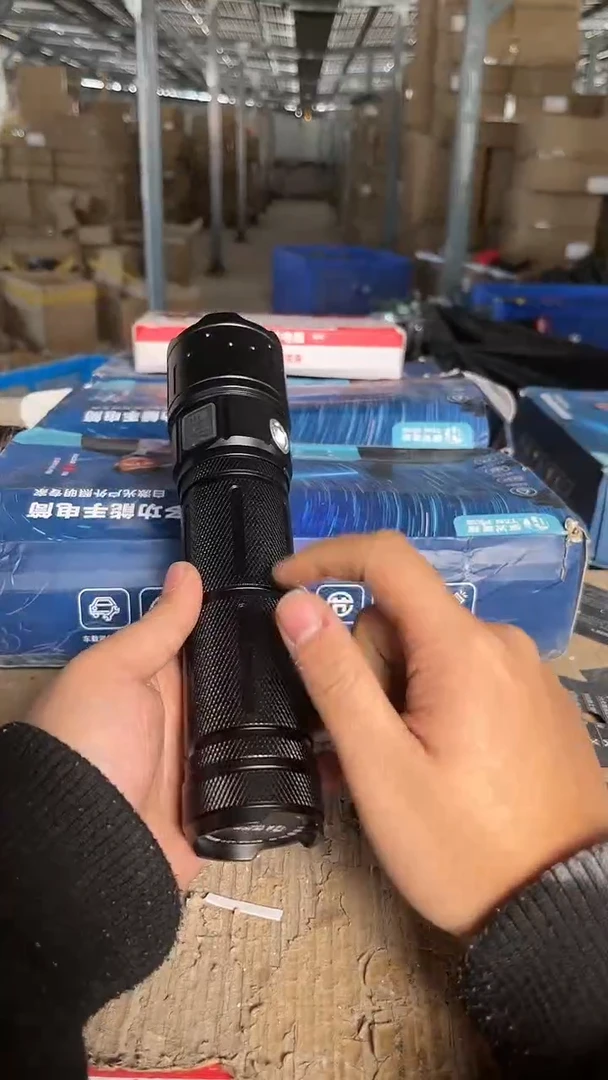 强光手电筒战损版