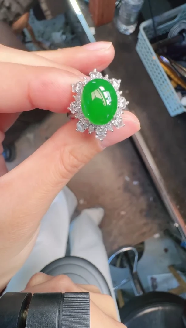 未镶嵌定制翡翠A货有轻微色差属于正常现象，戒指1