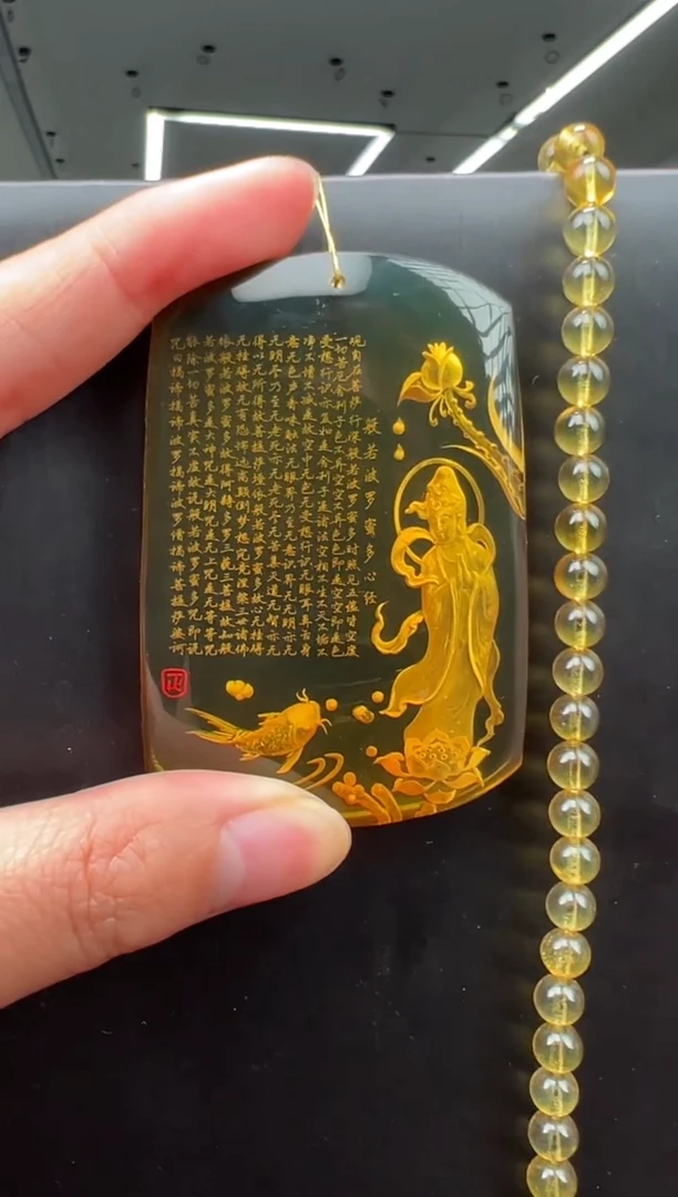 未镶嵌颈饰琥珀心经