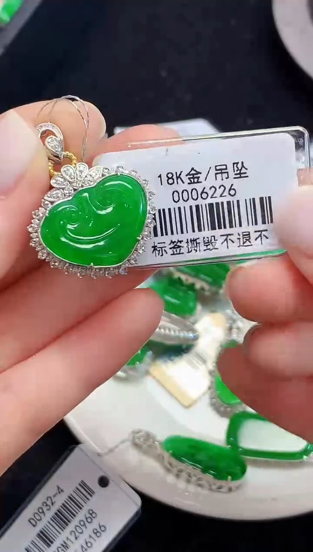 吊坠(不含链)18K金镶嵌翡翠多样性发其一