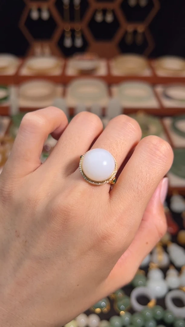 18K金镶嵌戒指和田玉精品