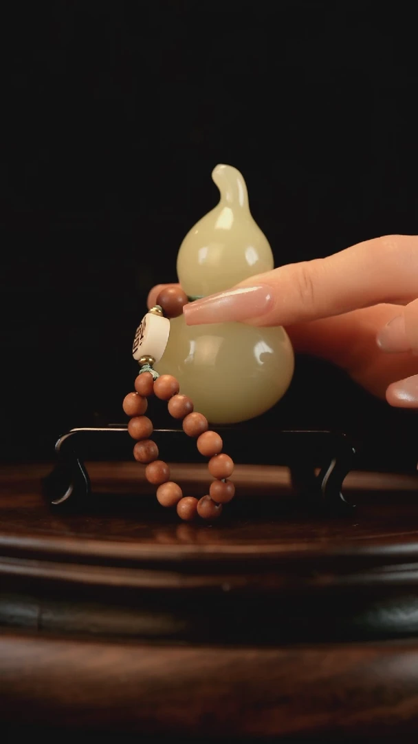 云南石竹叶青雕刻：手捻福禄