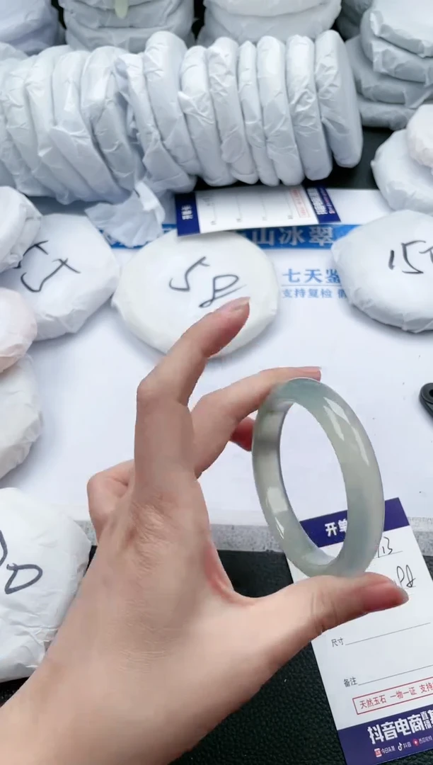 【闪购商品】石英质玉手镯未镶嵌L713