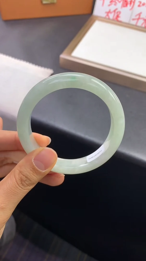 未镶嵌手镯翡翠退货需手镯吊牌标签完好