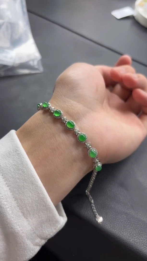 18K金镶嵌挂件翡翠蛋面手链