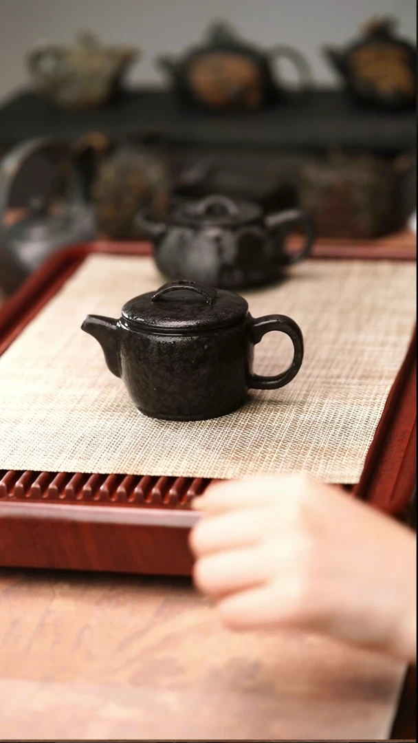 庄惠军老师作品冰碛岩重工雕刻薄胎凤鸣汉瓦壶