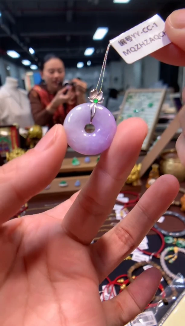 颈饰18K金镶嵌翡翠甜甜圈