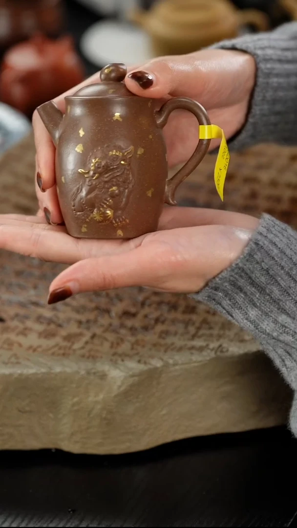 茶壶紫砂＂**＂洒金老段泥瑞狮120cc