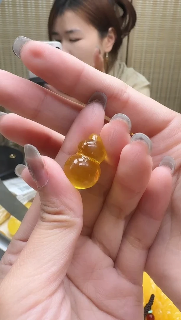 未镶嵌琥珀裸石如图