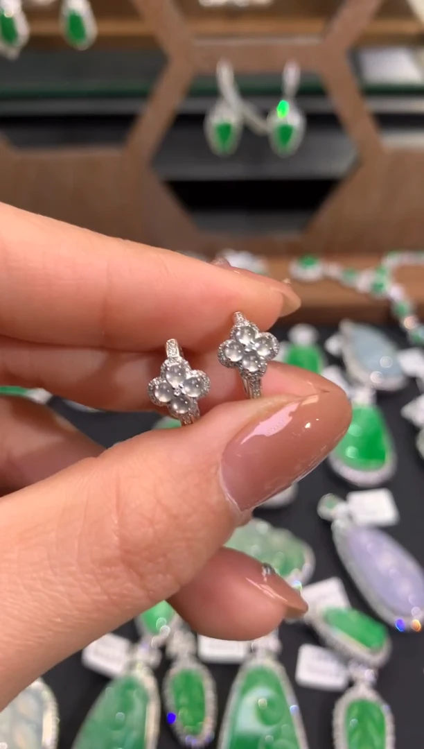 【闪购商品】翡翠吊坠(不含链)18K金镶嵌耳包
