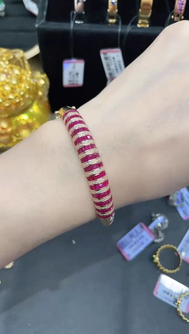18K金镶嵌天然红宝石手镯