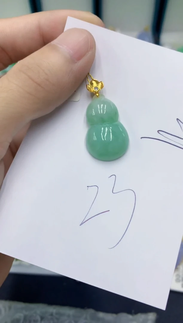 翡翠挂件未镶嵌翡翠