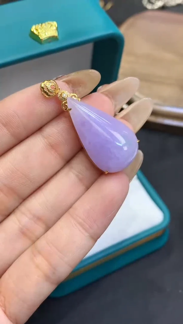 18K金镶嵌挂件翡翠水滴