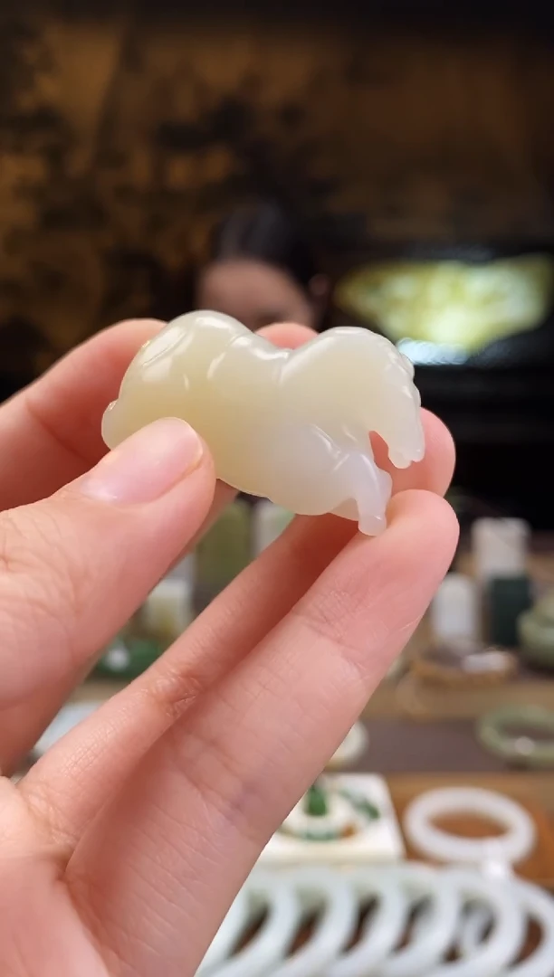 颈饰未镶嵌和田玉（糖玉）糖白 马