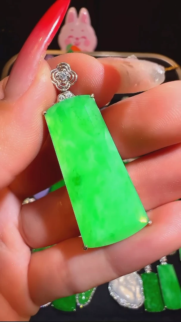 颈饰18K金镶嵌翡翠吊坠