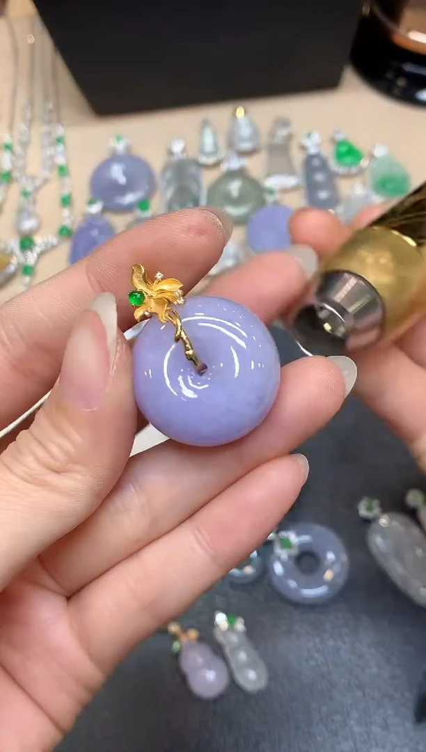 颈饰18K金镶嵌翡翠平安扣【无服务费