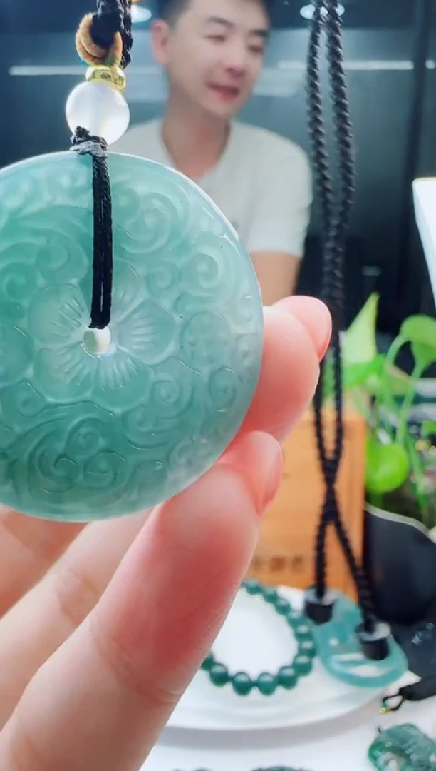 翡翠未镶嵌颈饰多样性发货其中一件