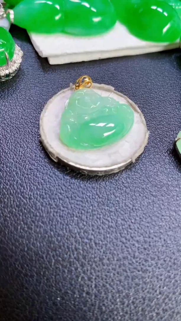 颈饰18K金镶嵌翡翠佛公