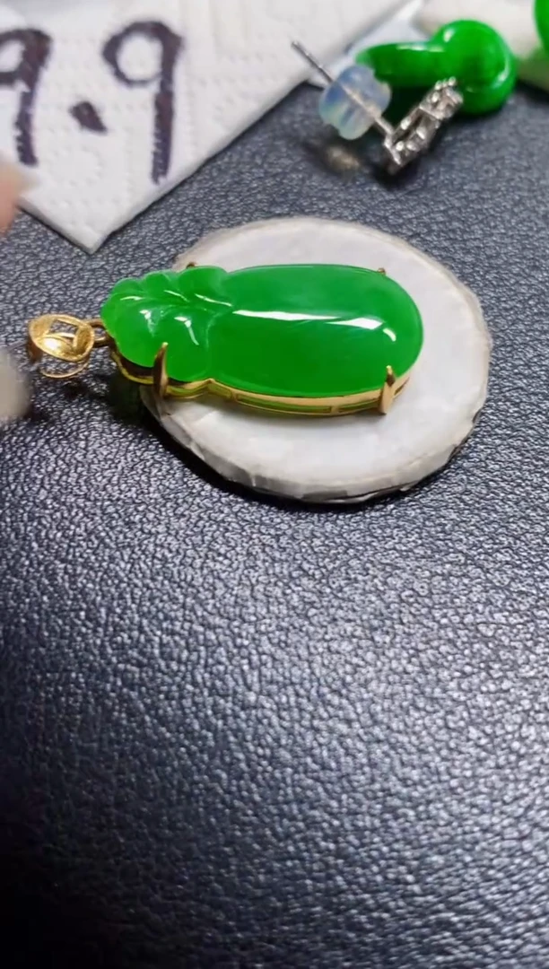 颈饰18K金镶嵌翡翠吊坠