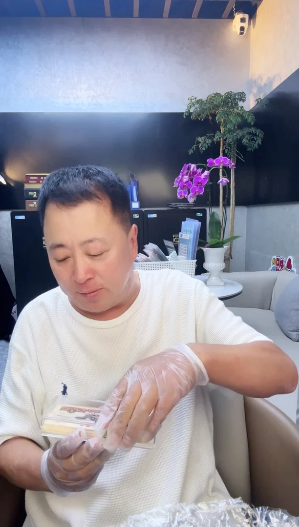 精制币一张 （拿到的可以优先购买炼钢保98分以上，中钞 钞证一体）