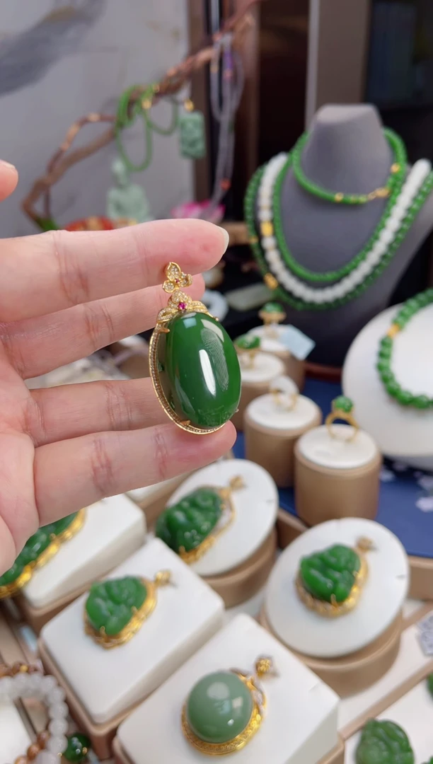 【闪购商品】和田玉吊坠18K金镶嵌设计款满钻蛋面