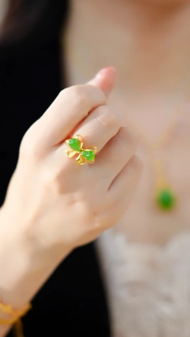 18K金镶嵌戒指和田玉苹果绿蝴蝶结戒指HNZ10575