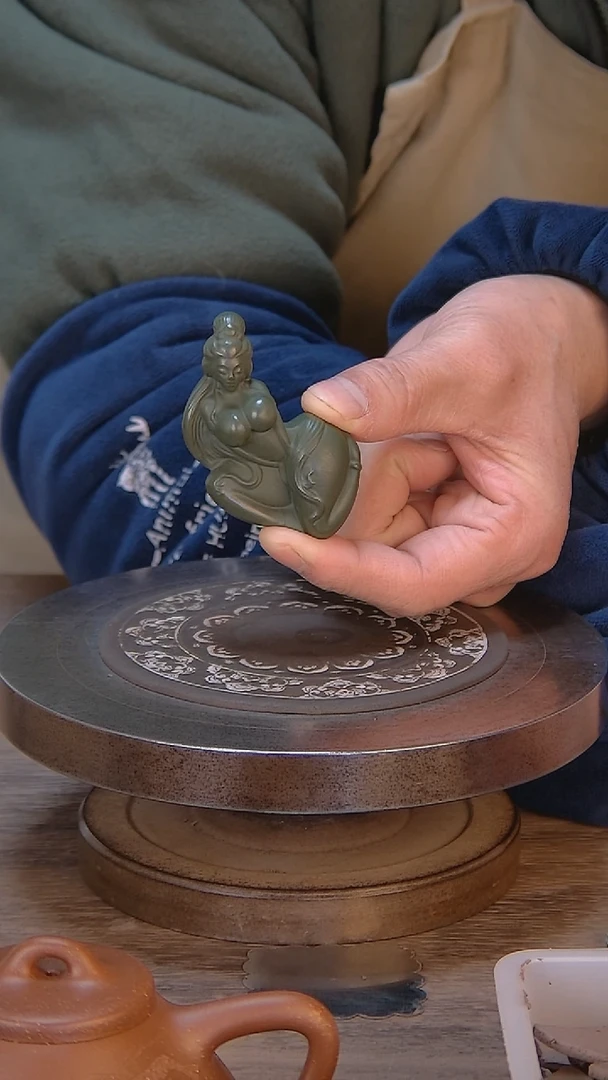 【闪购商品】紫砂茶宠绿泥手把件美女