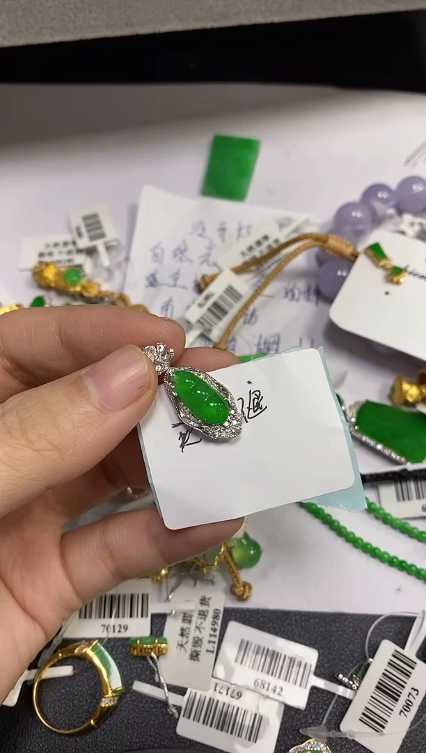 颈饰18K金镶嵌翡翠吹****刀颈饰 18K金镶嵌 翡翠