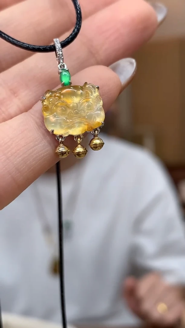 吊坠(不含链)18K金镶嵌翡翠狮子