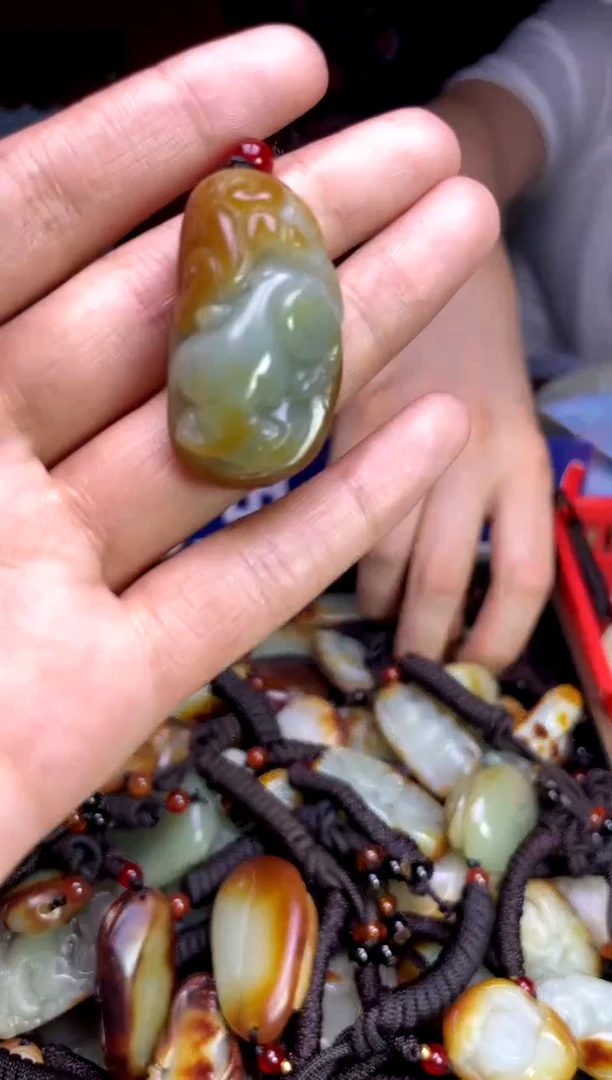 和田玉未镶嵌颈饰1