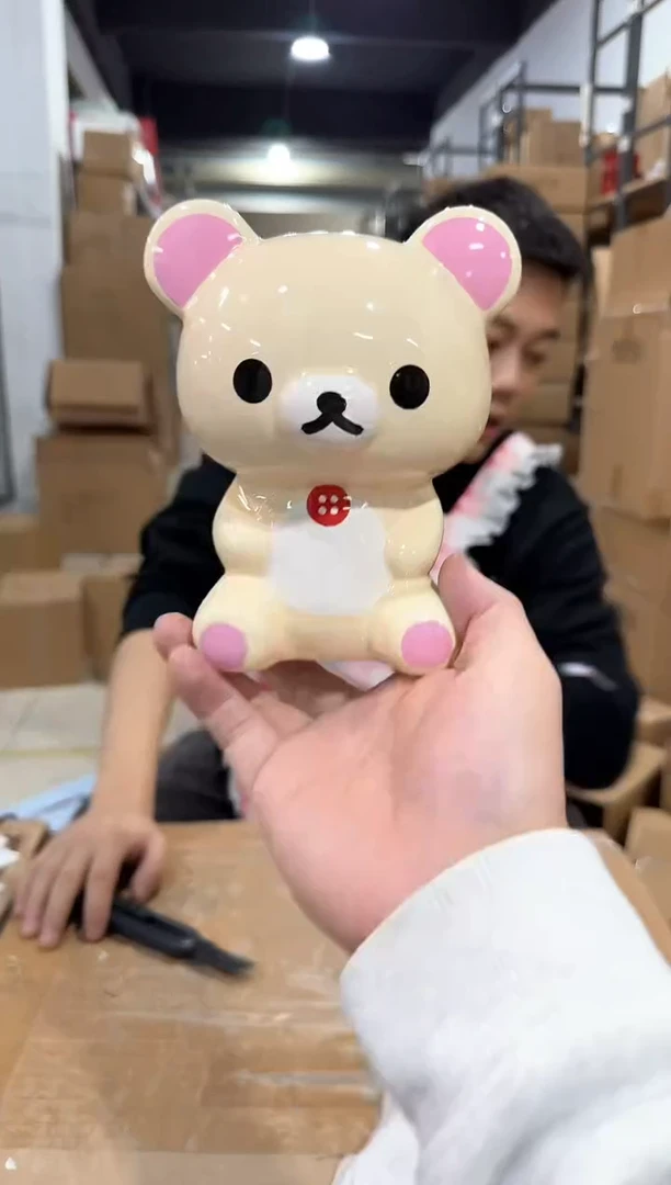 瓷片米黄色轻松熊钱罐