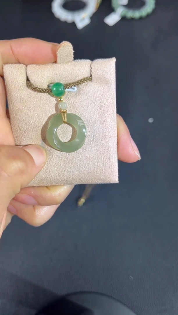 颈饰未镶嵌和田玉吊坠