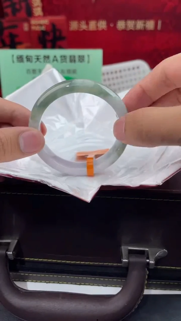 【闪购商品】翡翠手镯未镶嵌17翡翠手镯（微瑕）