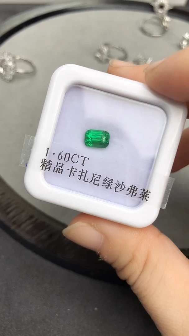未镶嵌裸石石榴石（沙弗莱）1.6CT卡扎尼绿