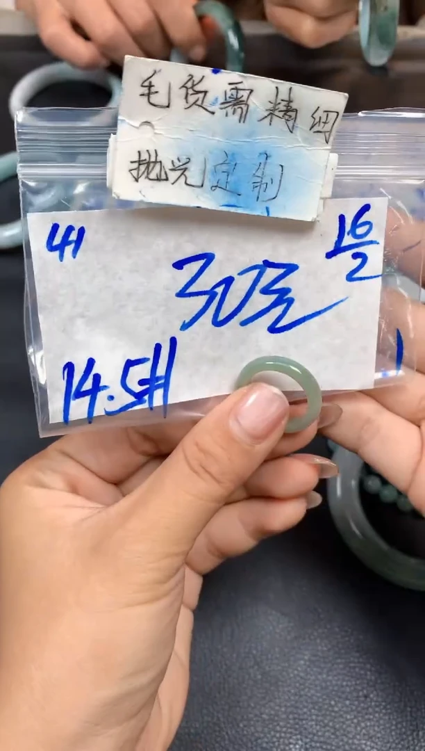 【闪购商品】定制翡翠未镶嵌41毛货需精细抛光挂件多样性拍一发一