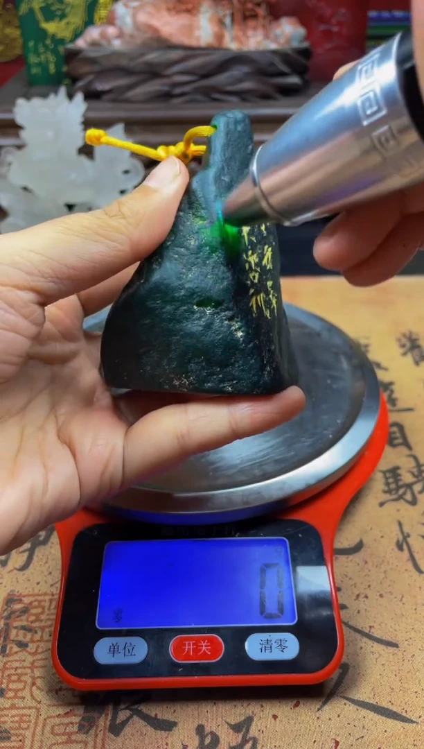 寿山石印石绝绿原石随形 志在千里