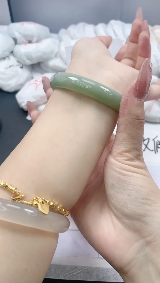 【闪购商品】石英质玉手镯未镶嵌108/58.6