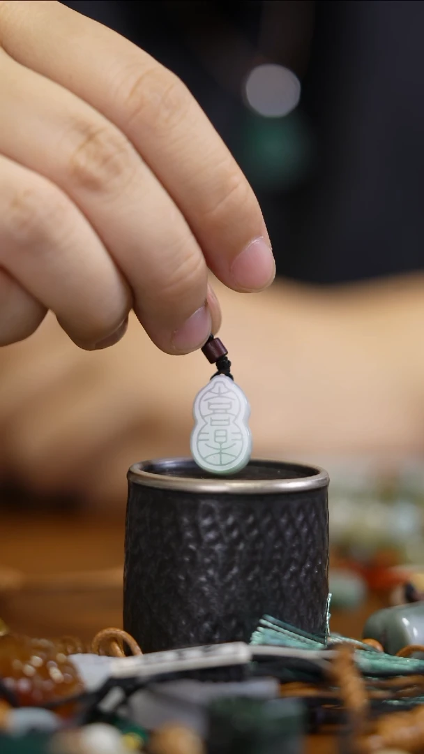 翡翠未镶嵌颈饰翡翠葫芦吊坠-喜乐