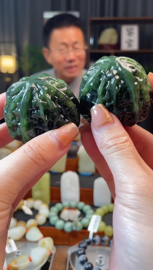 和田玉未镶嵌吊坠(不含链)一对