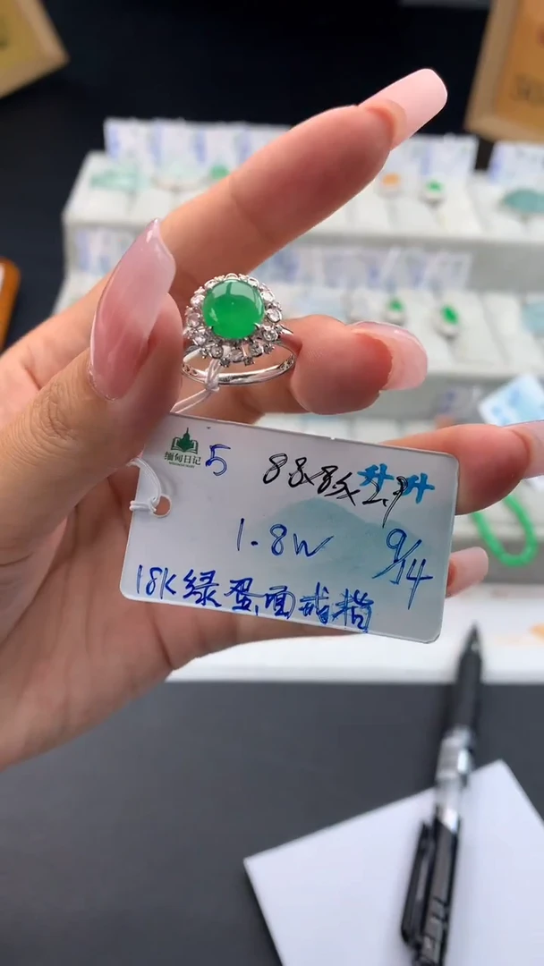 未镶嵌戒指翡翠自带#送人#，联系客服核对地址~