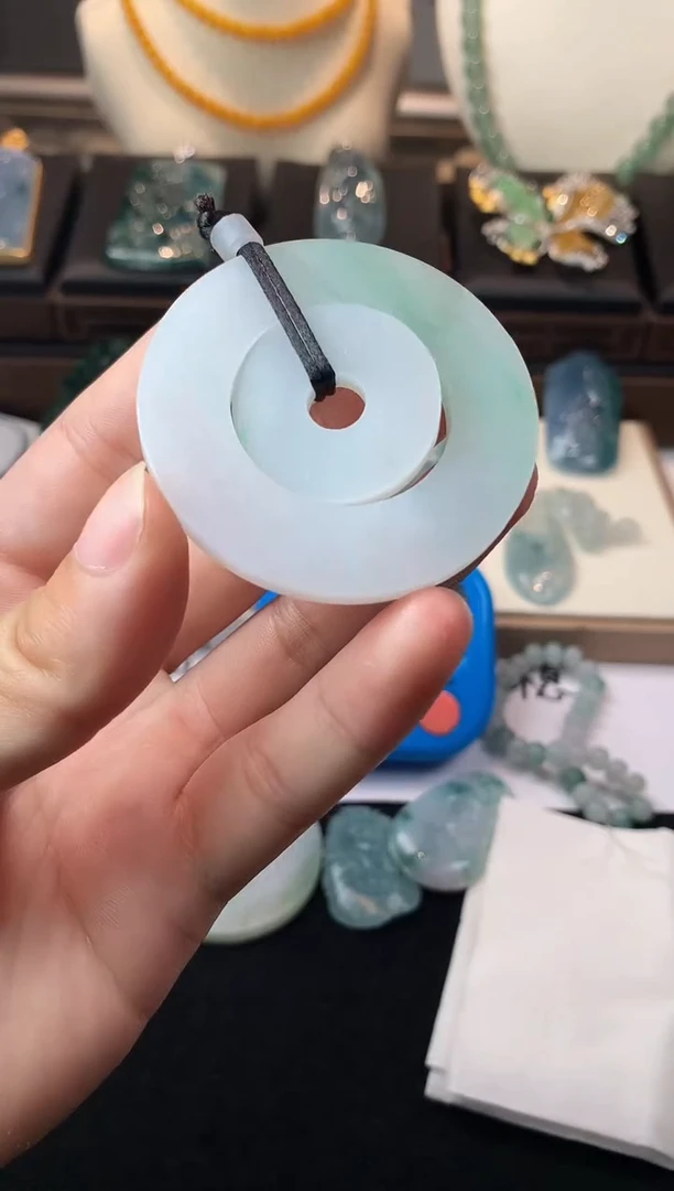 未镶嵌定制翡翠佛****?毛货不退不换