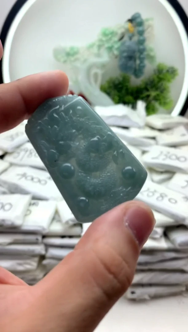 翡翠未镶嵌颈饰龙牌1